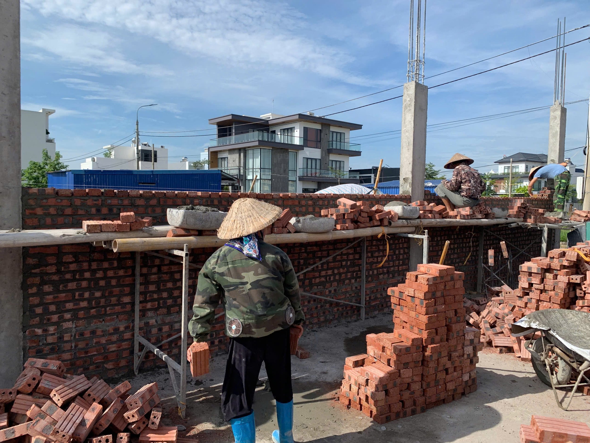 Công nhân xây tường tầng 1 nhà phố Cổ Lễ
