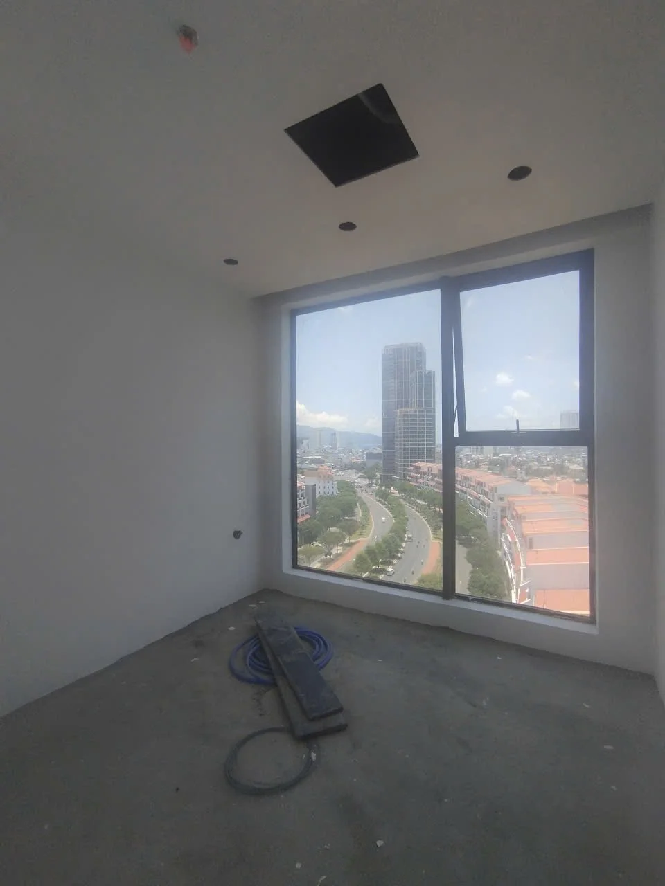 Dây cáp điện tập kết tại phòng căn hộ Sun Panoma 2 Đà Nẵng trước khi thi công