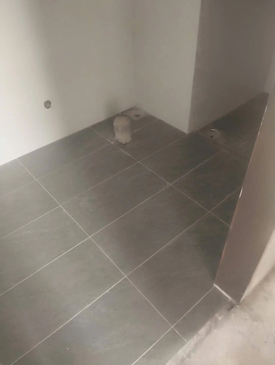 Hoàn thiện lát nền khu vệ sinh căn hộ Sun Panoma 2 Đà Nẵng