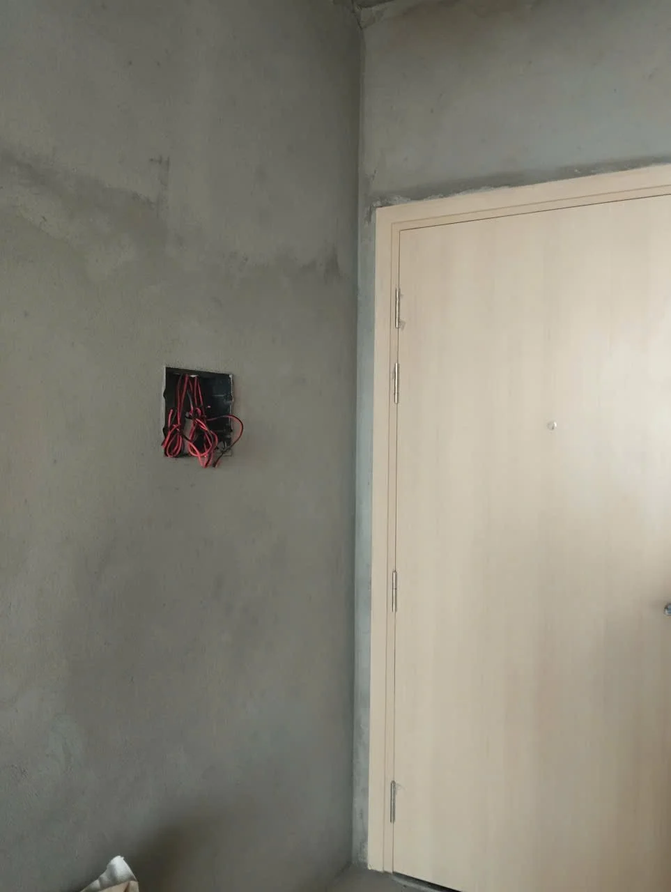Hộp kỹ thuật điện âm tường gần cửa ra vào căn hộ Sun Panoma 2 Đà Nẵng