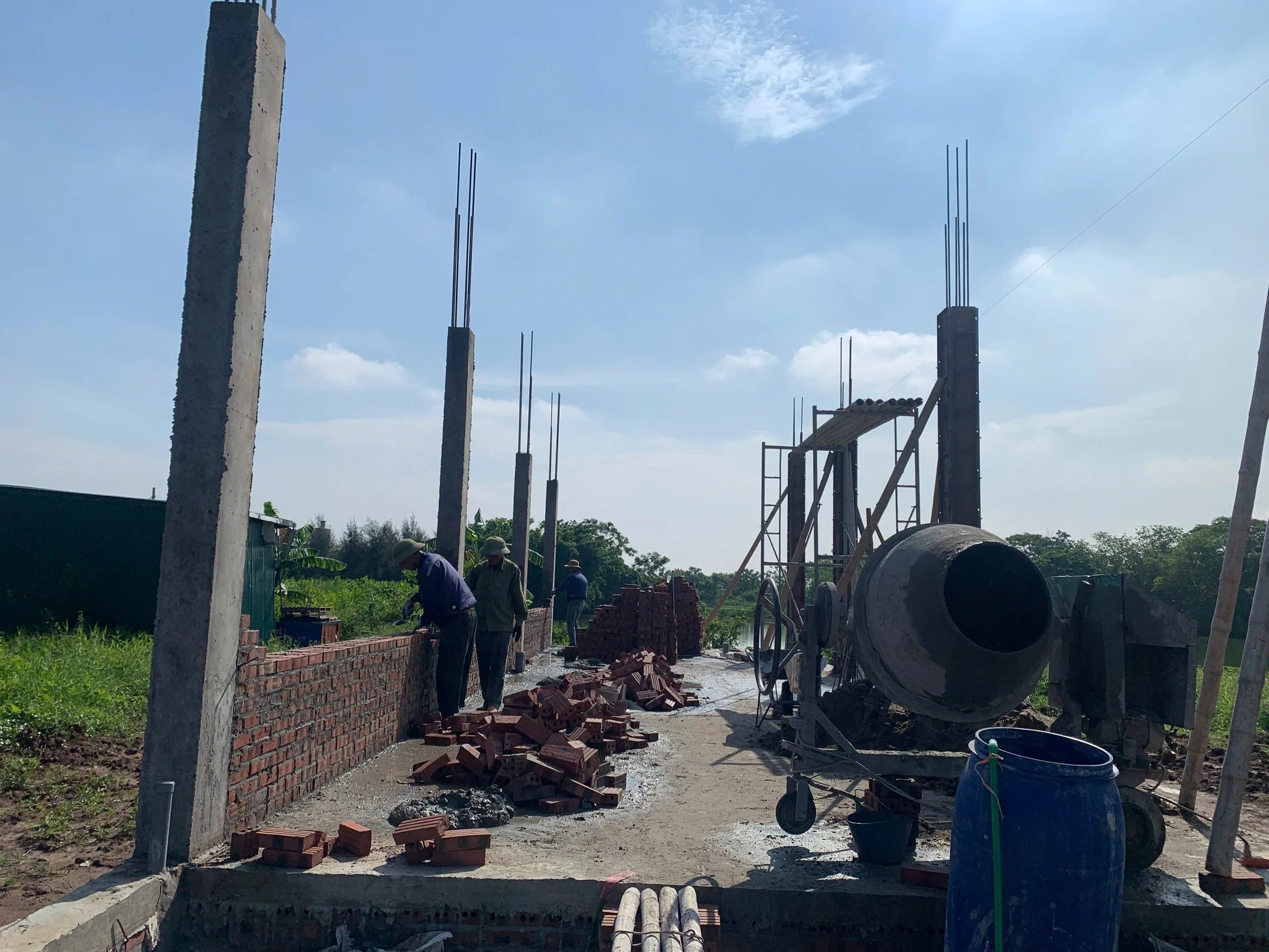 Thi công cột và tường tầng 1 nhà phố Cổ Lễ