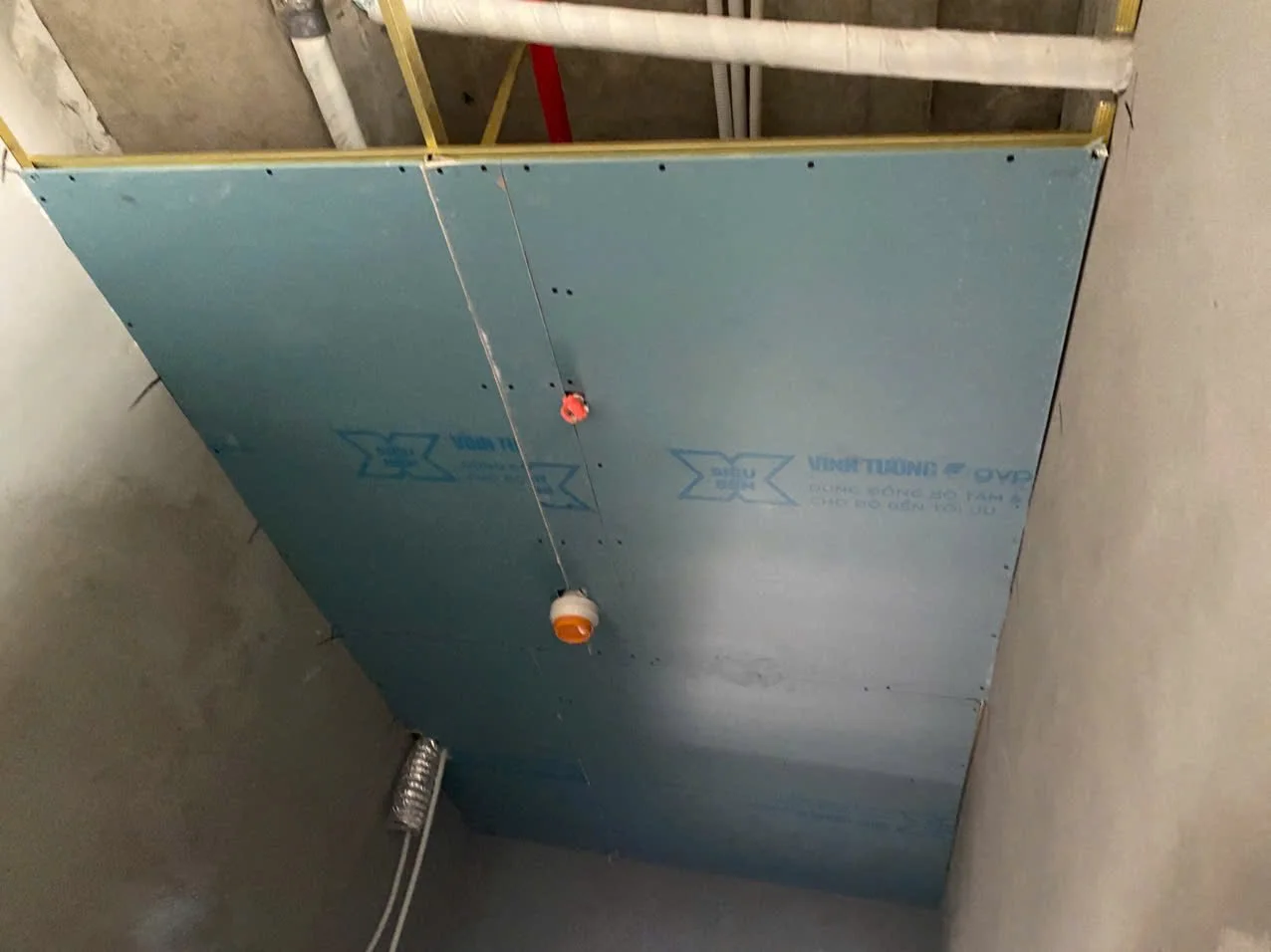 Đường dây điện chờ lắp đèn tại trần thạch cao căn hộ Sun Panoma 2 Đà Nẵng