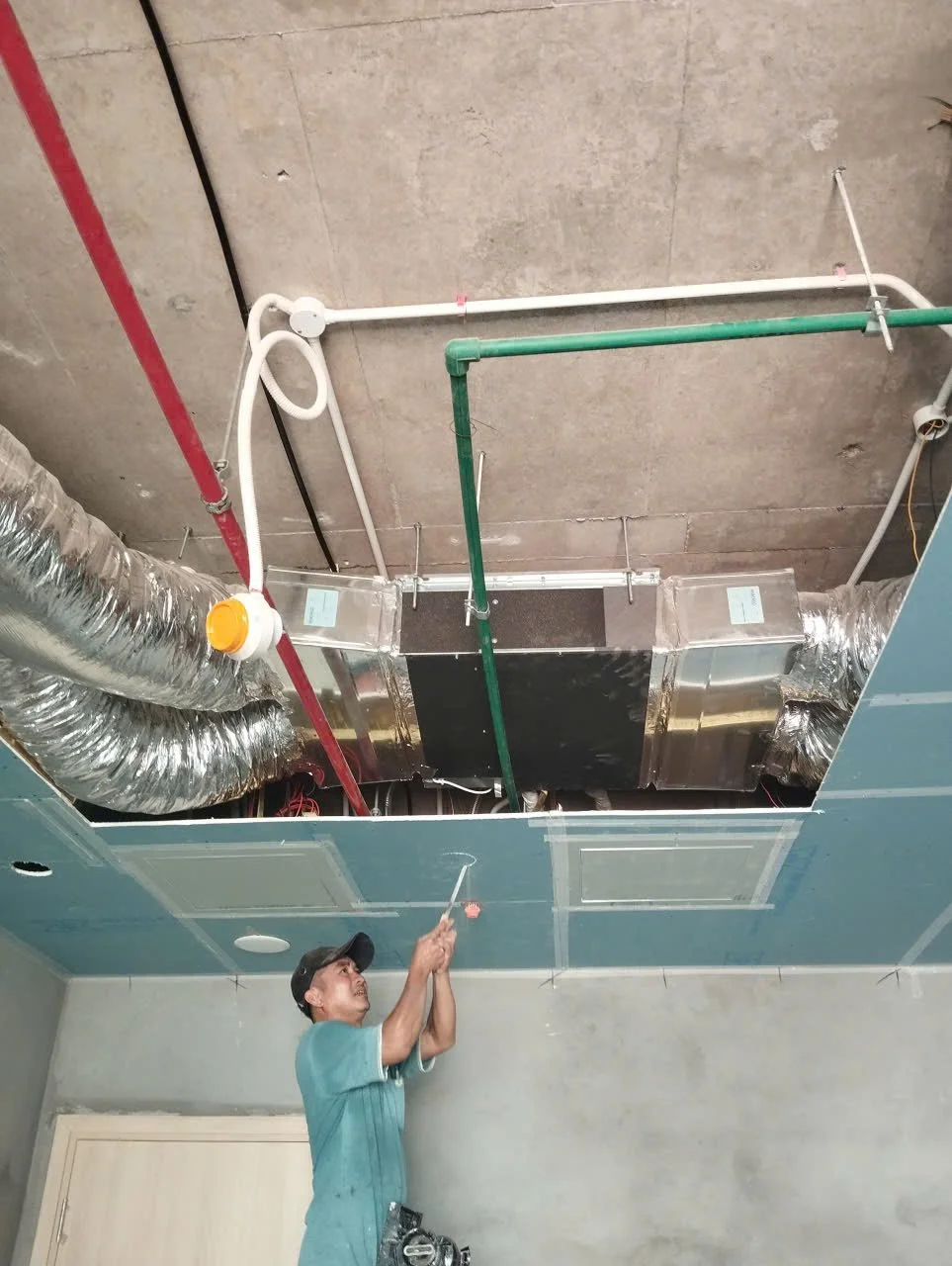 Thợ KTK Construction lắp đặt thiết bị điều hòa âm trần tại căn hộ Sun Panoma 2 Đà Nẵng