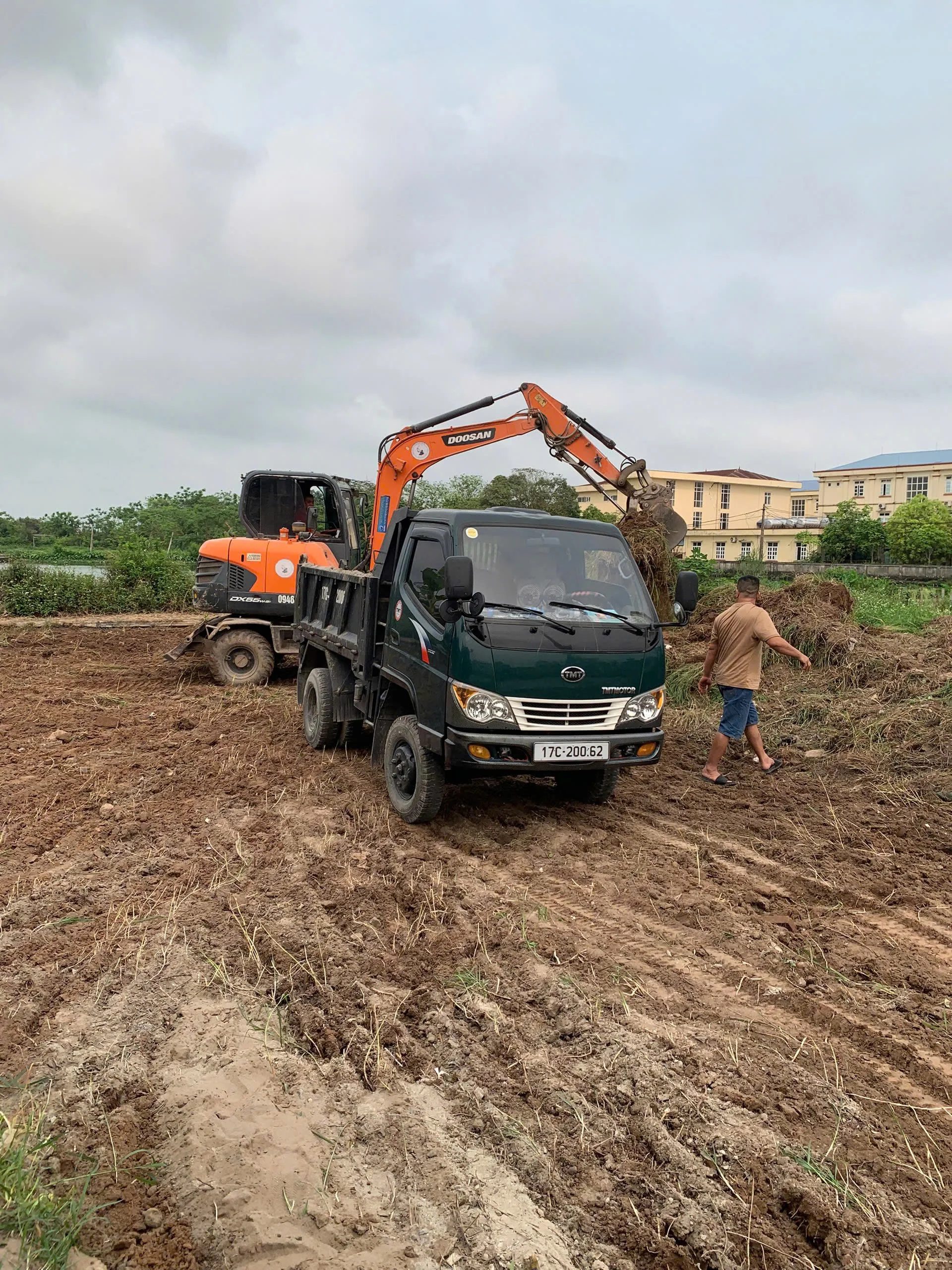 Vận chuyển vật tư thi công nhà phố Cổ Lễ
