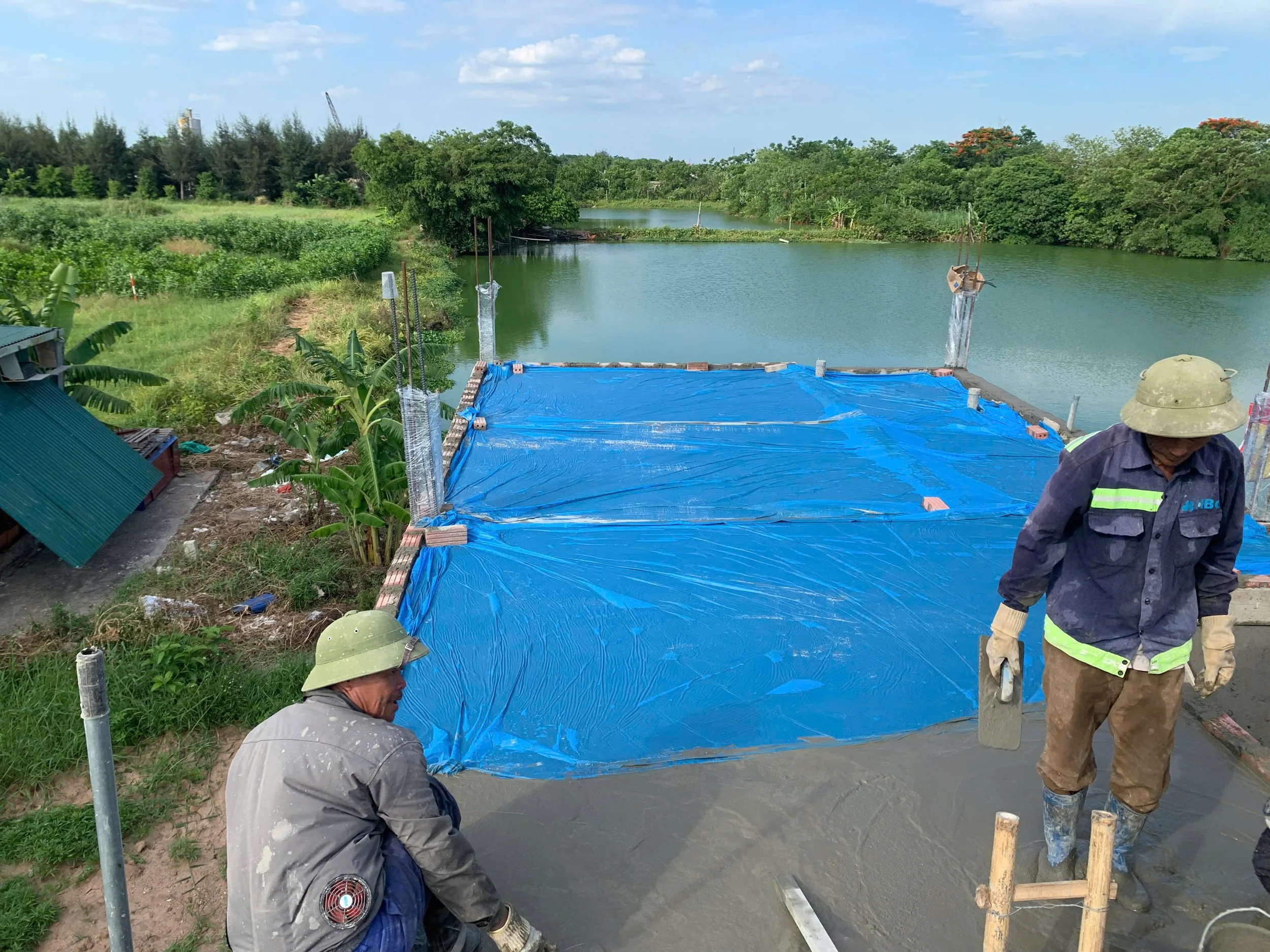Đổ bê tông sàn tầng 2 nhà phố Cổ Lễ