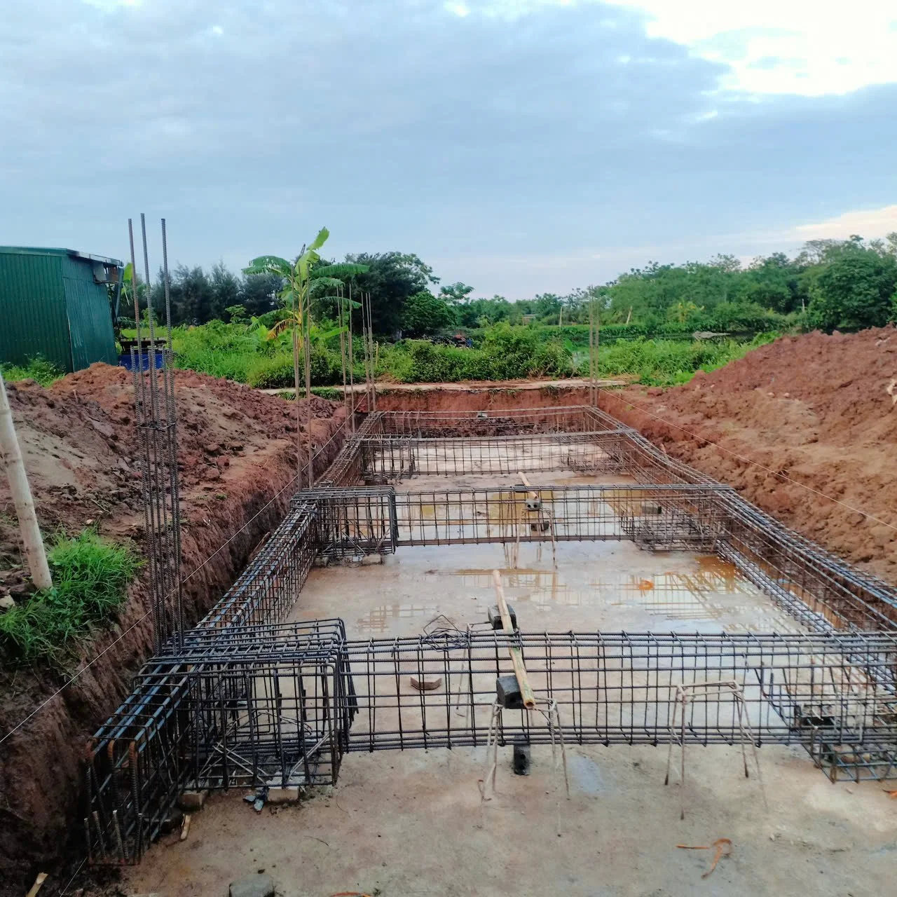Thép móng hai bên hố móng nhà phố Cổ Lễ