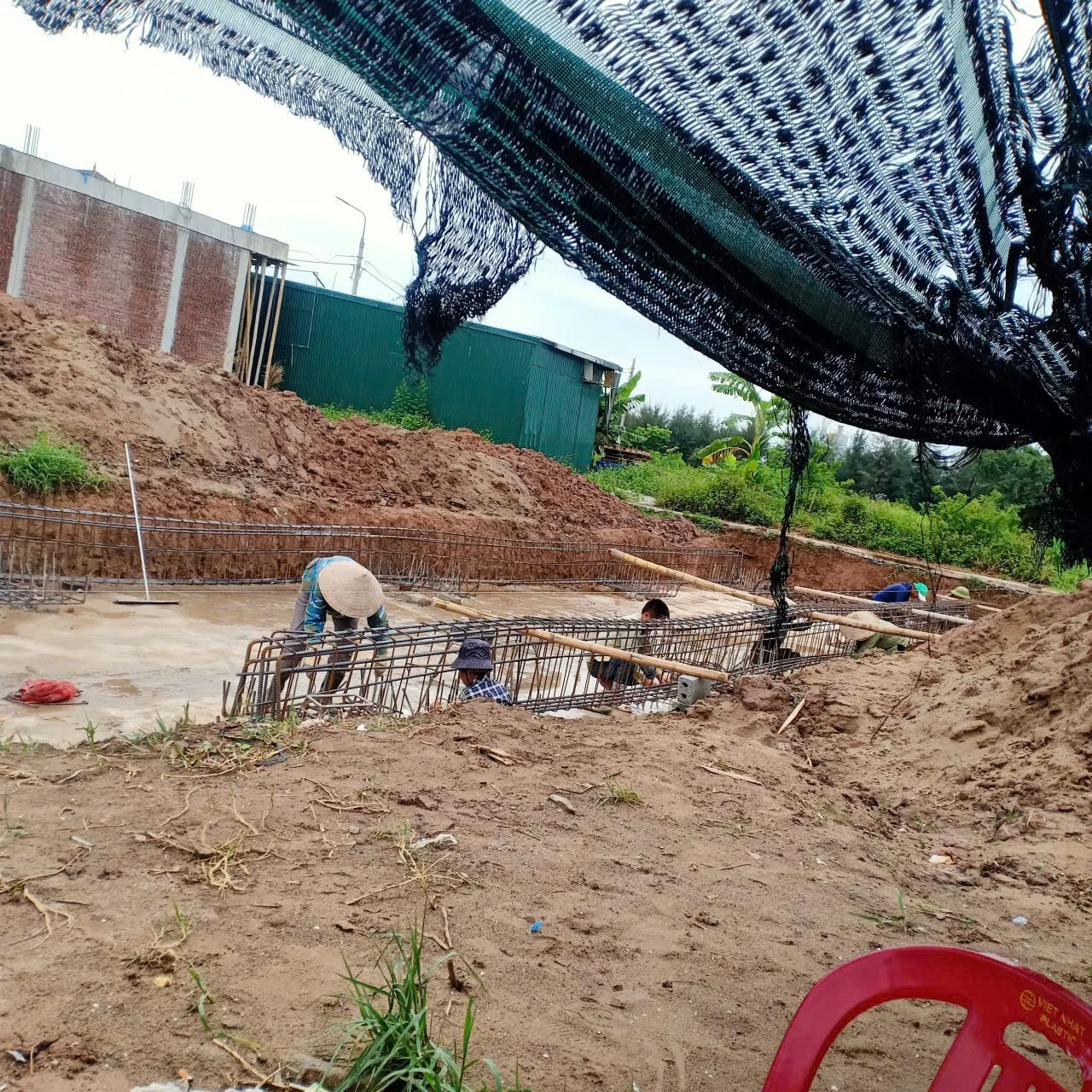 Công nhân buộc thép móng nhà phố Cổ Lễ