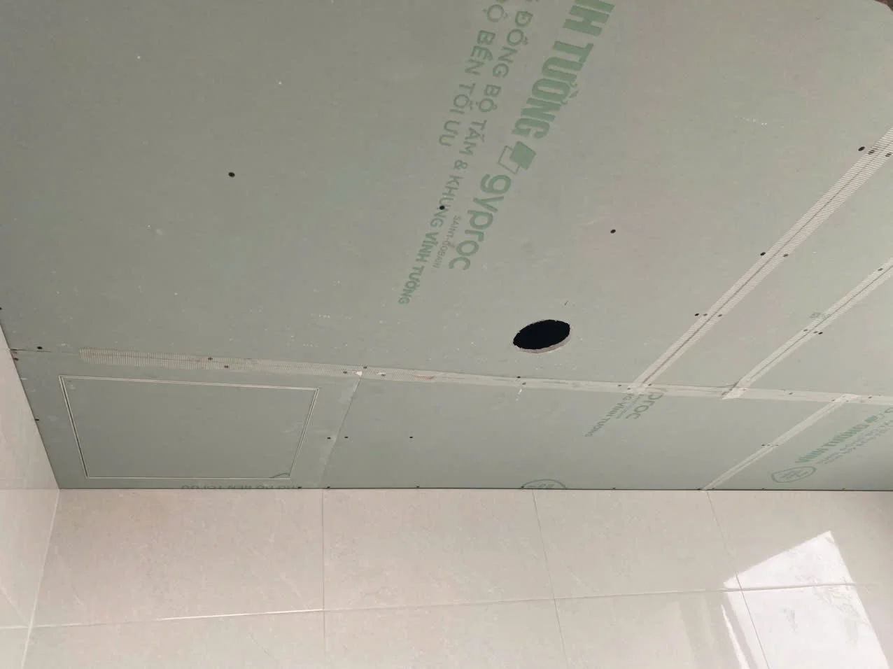 Trần thạch cao khu vệ sinh với lỗ chờ lắp quạt hút tại căn hộ Sun Panoma 2 Đà Nẵng