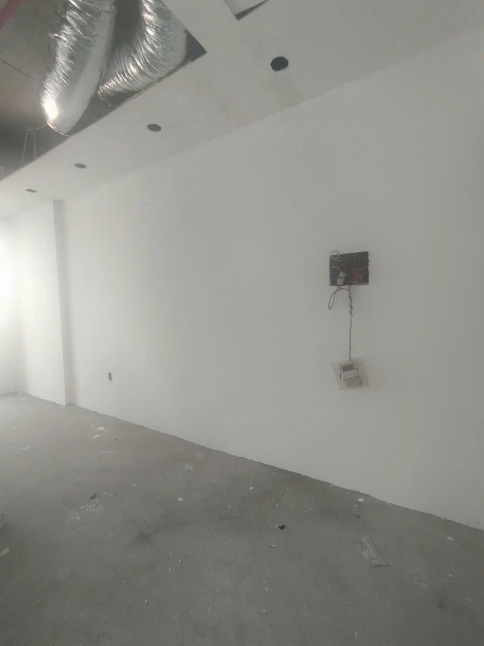 Lắp đặt hộp kỹ thuật điện trên tường, phía trên là hệ thống ống gió điều hòa tại căn hộ Sun Panoma 2 Đà Nẵng