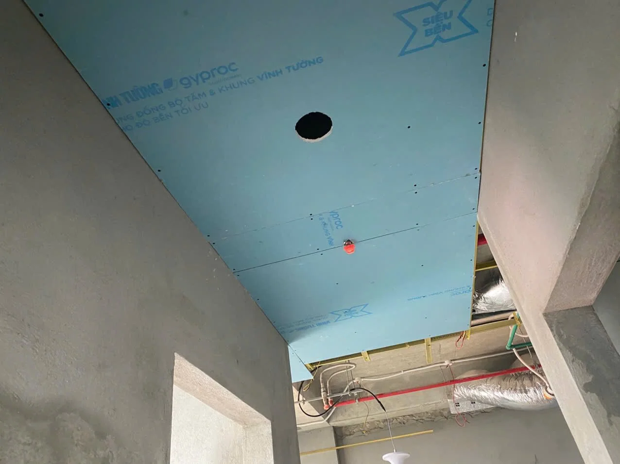 Hệ thống đường ống nước và dây điện âm trần tại căn hộ Sun Panoma 2 Đà Nẵng trước khi đóng trần thạch cao