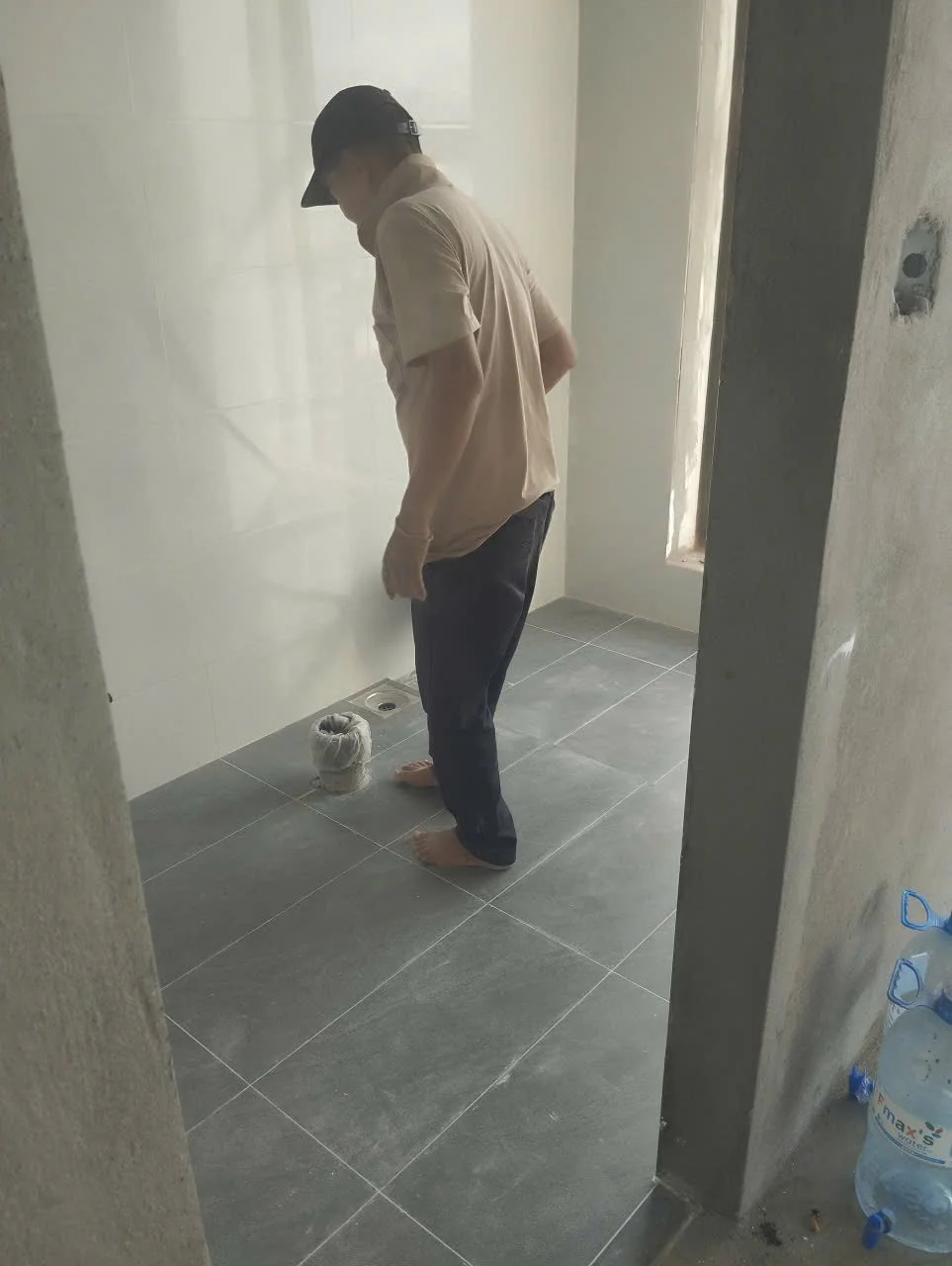 Thợ KTK Construction kiểm tra hoàn thiện khu vệ sinh căn hộ Sun Panoma 2 Đà Nẵng