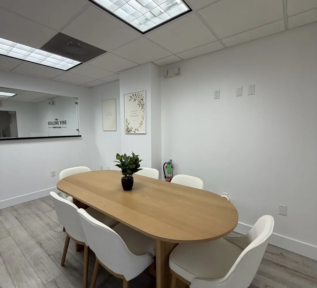 Espacio de consejería tranquilo en The Healing Vine Counseling, Miami