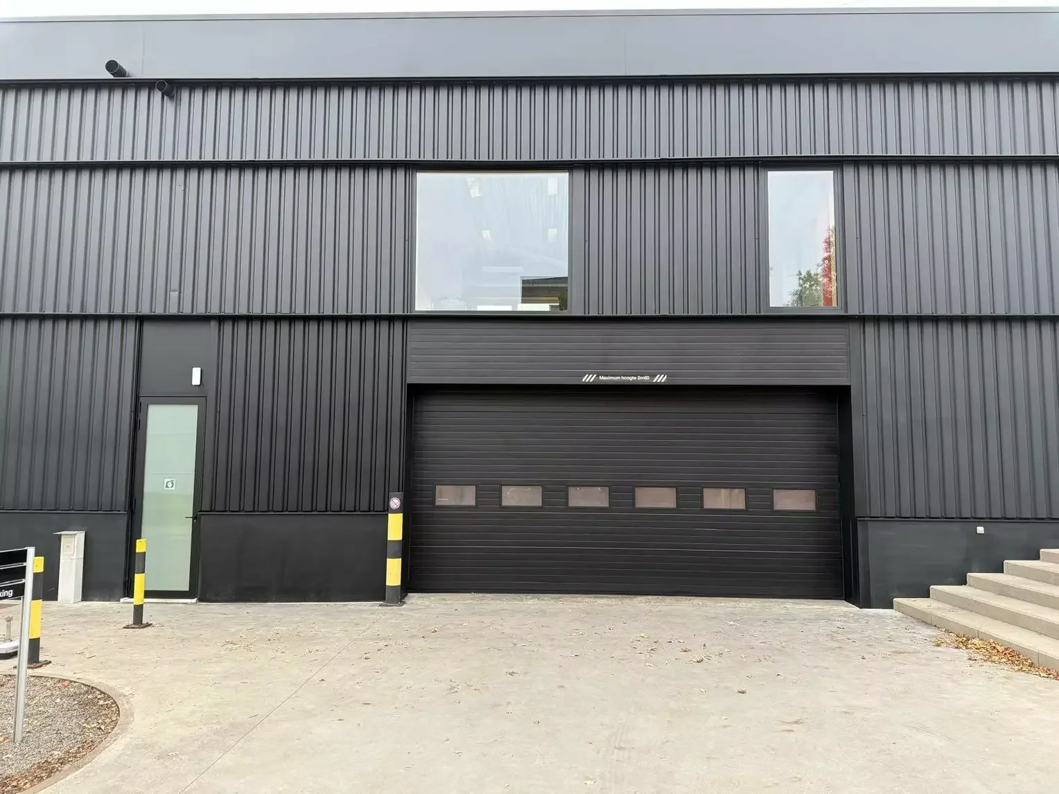 Afgewerkte garagedeur en loods gevel — Master Coating