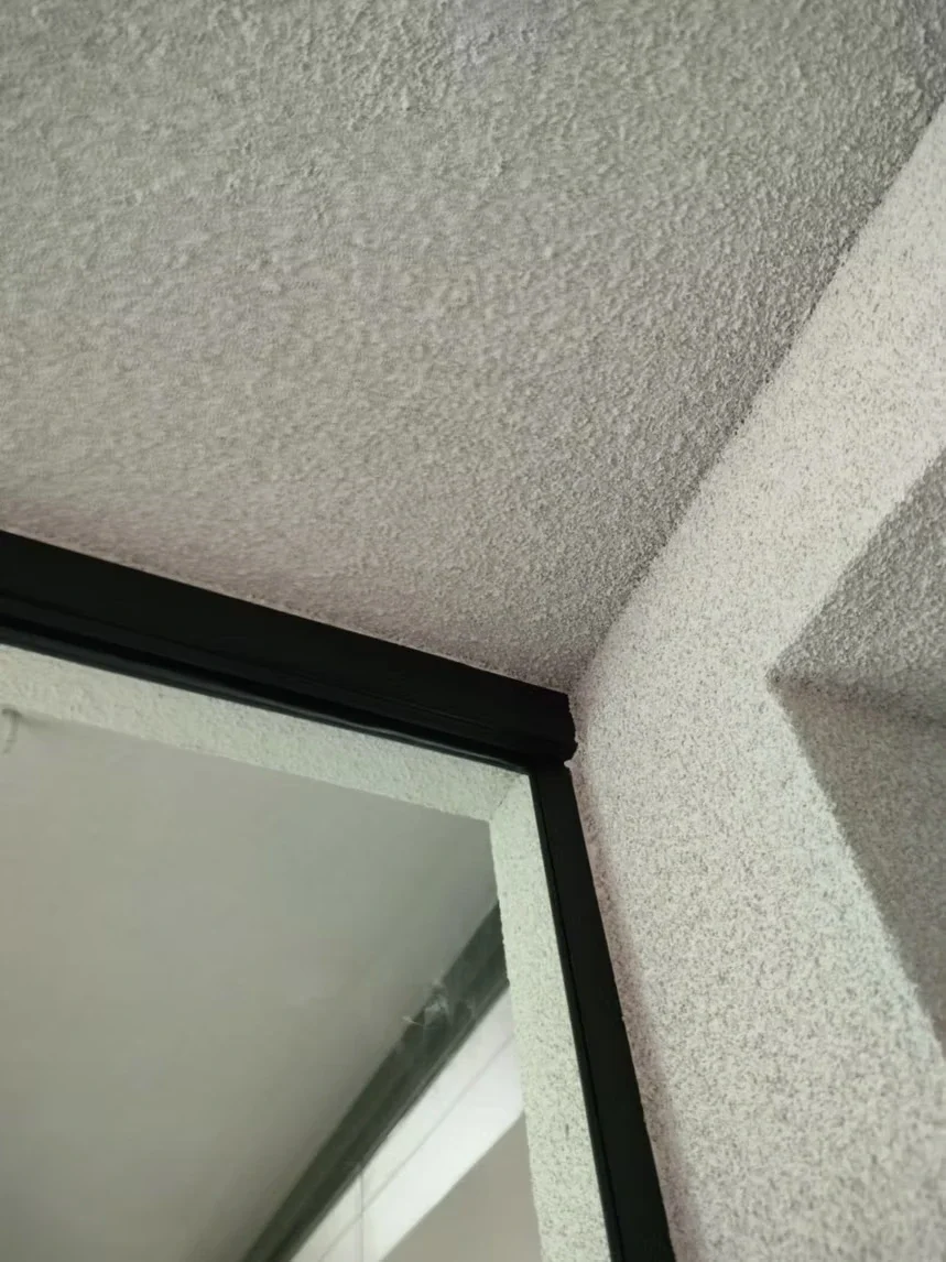 Spuitkurk kantoor Brussel — akoestische coating afwerking