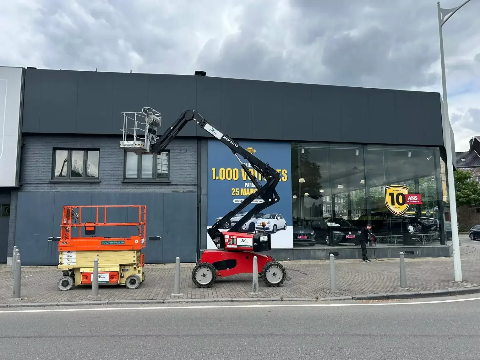 Spuitwerk op schaarlift aan industrieel gebouw — Master Coating