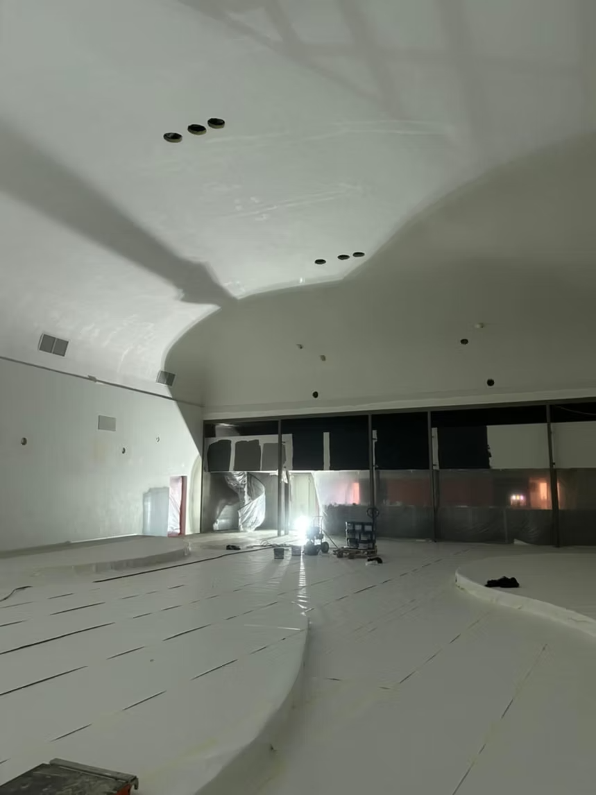 Spuitwerk showroom grote industriële ruimte Vlaanderen