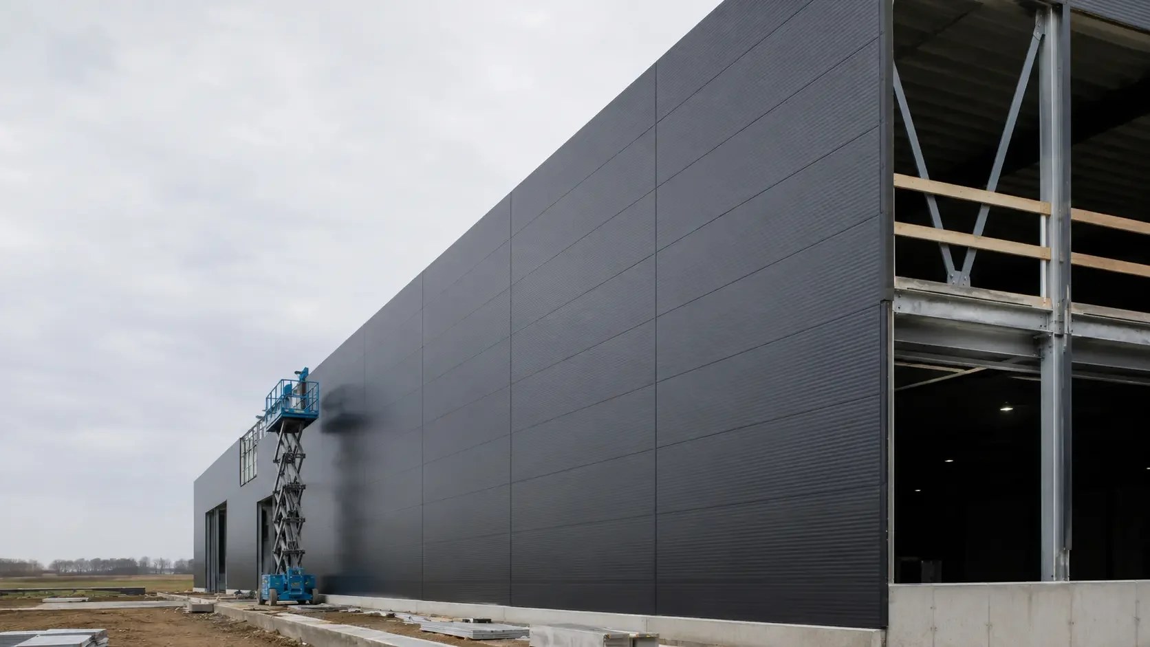 Gevelspuitwerk op industriële loods — Master Coating