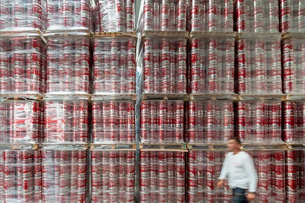 Stacks of Verinlegno coating containers in the production and storage area
