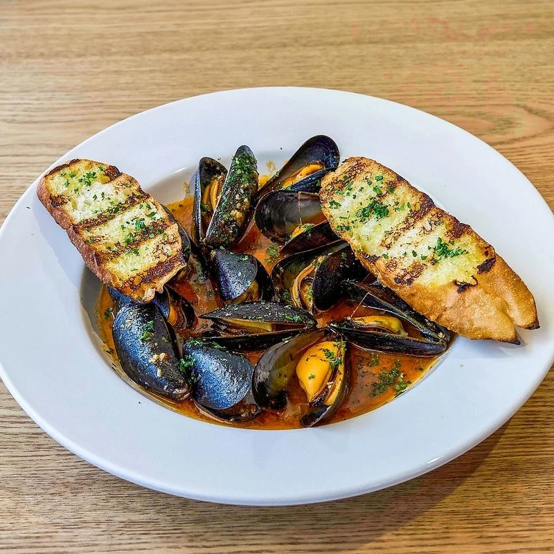 Mussels in tomato broth with grilled bread