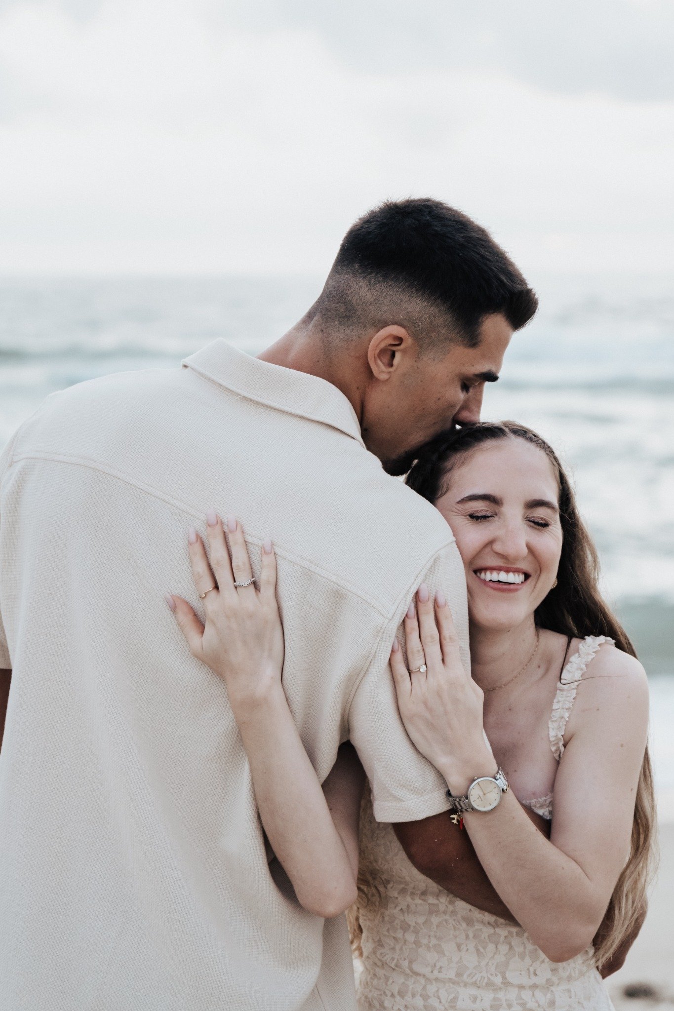 Casal abraçado à beira-mar