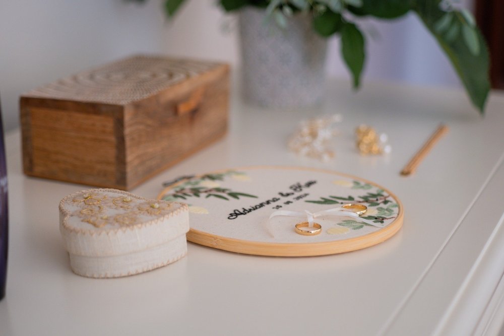 Pormenores de casamento sobre uma mesa