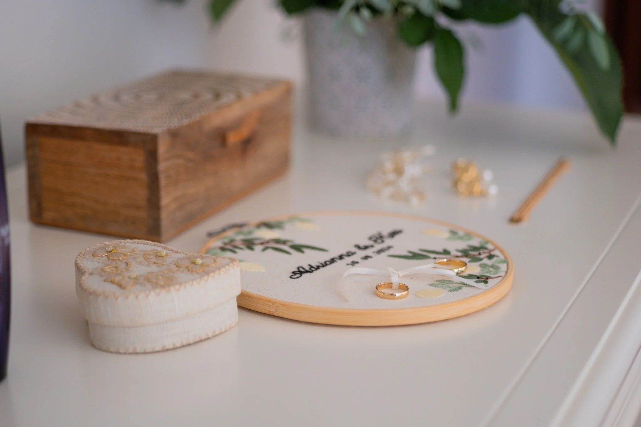 Pormenores de casamento sobre uma mesa