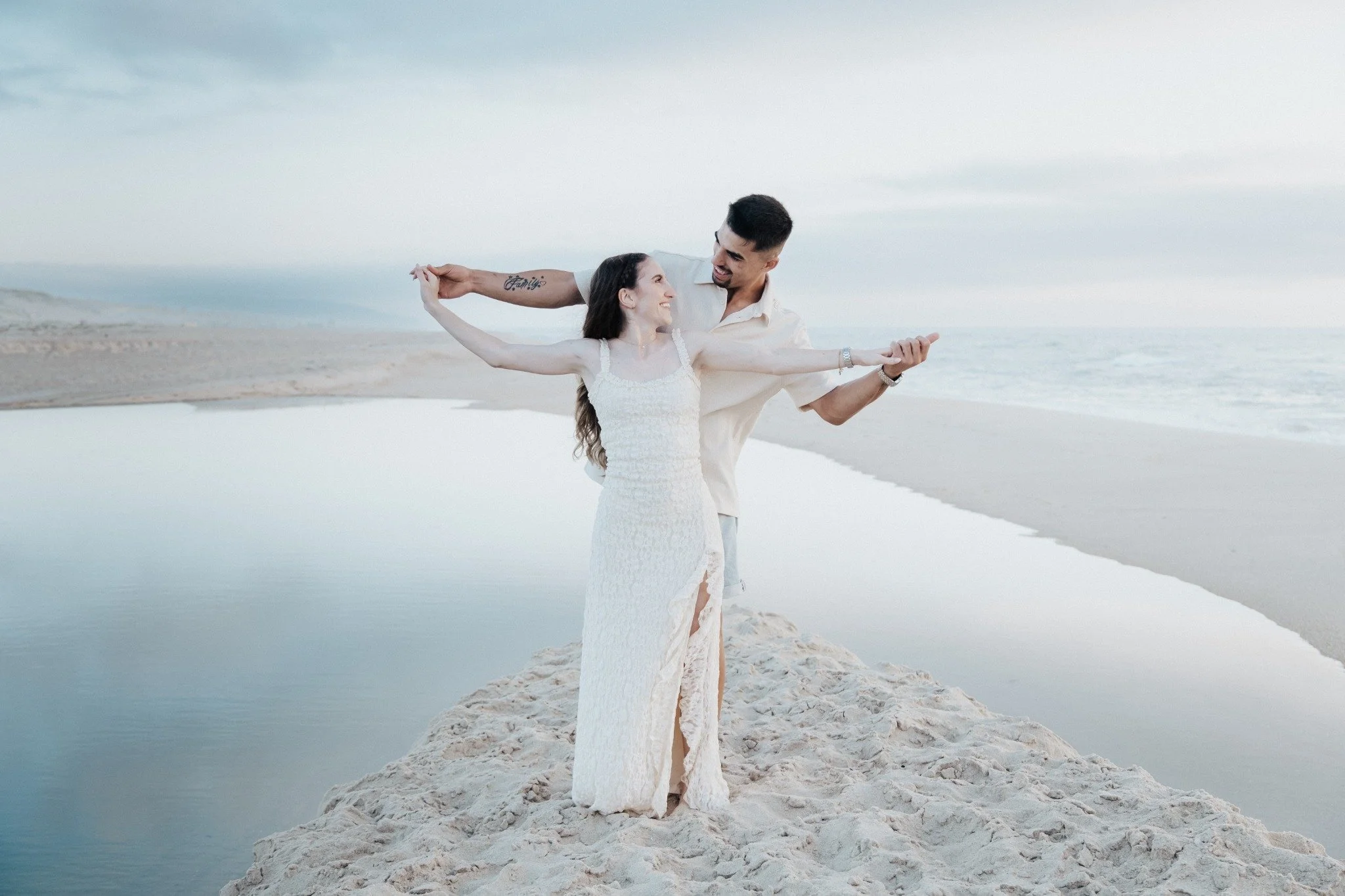 Casal a dançar na praia