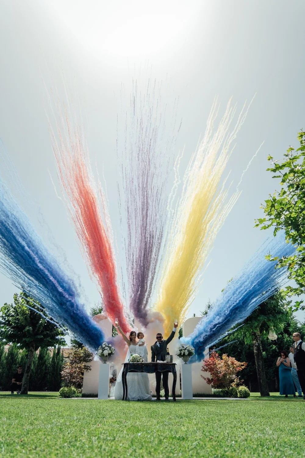 Celebração de casamento com fumo colorido
