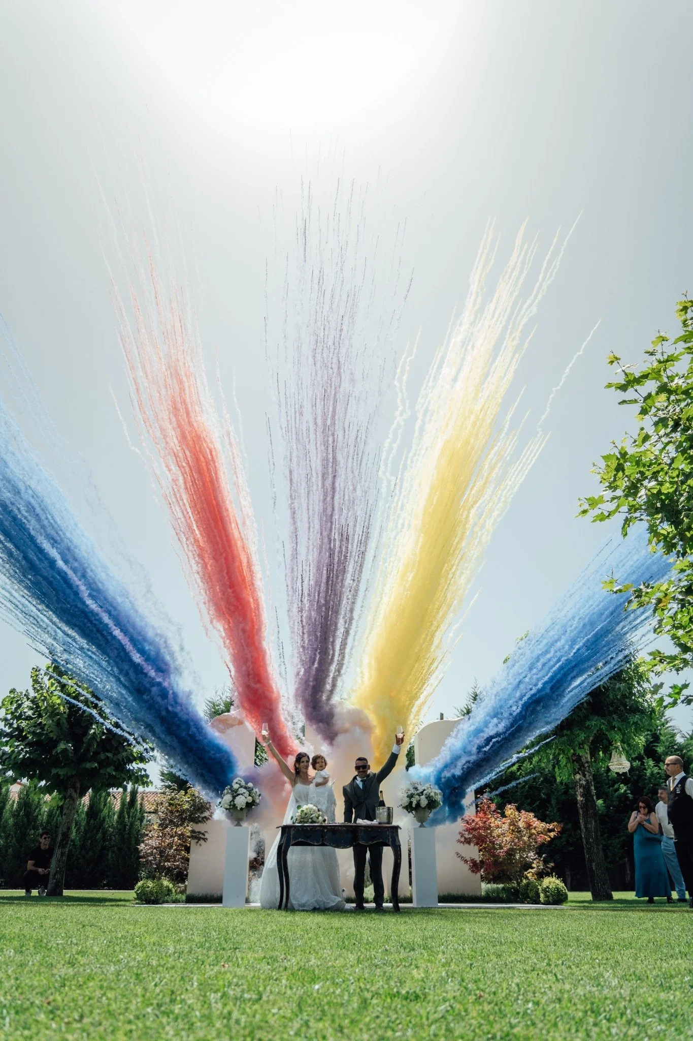 Celebração de casamento com fumo colorido
