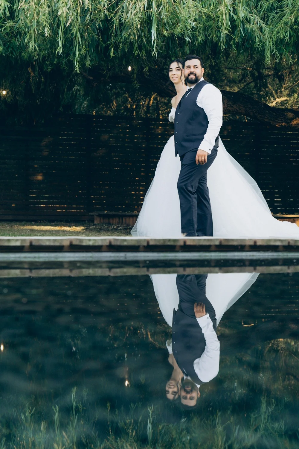 Noivos junto à água, com o seu reflexo