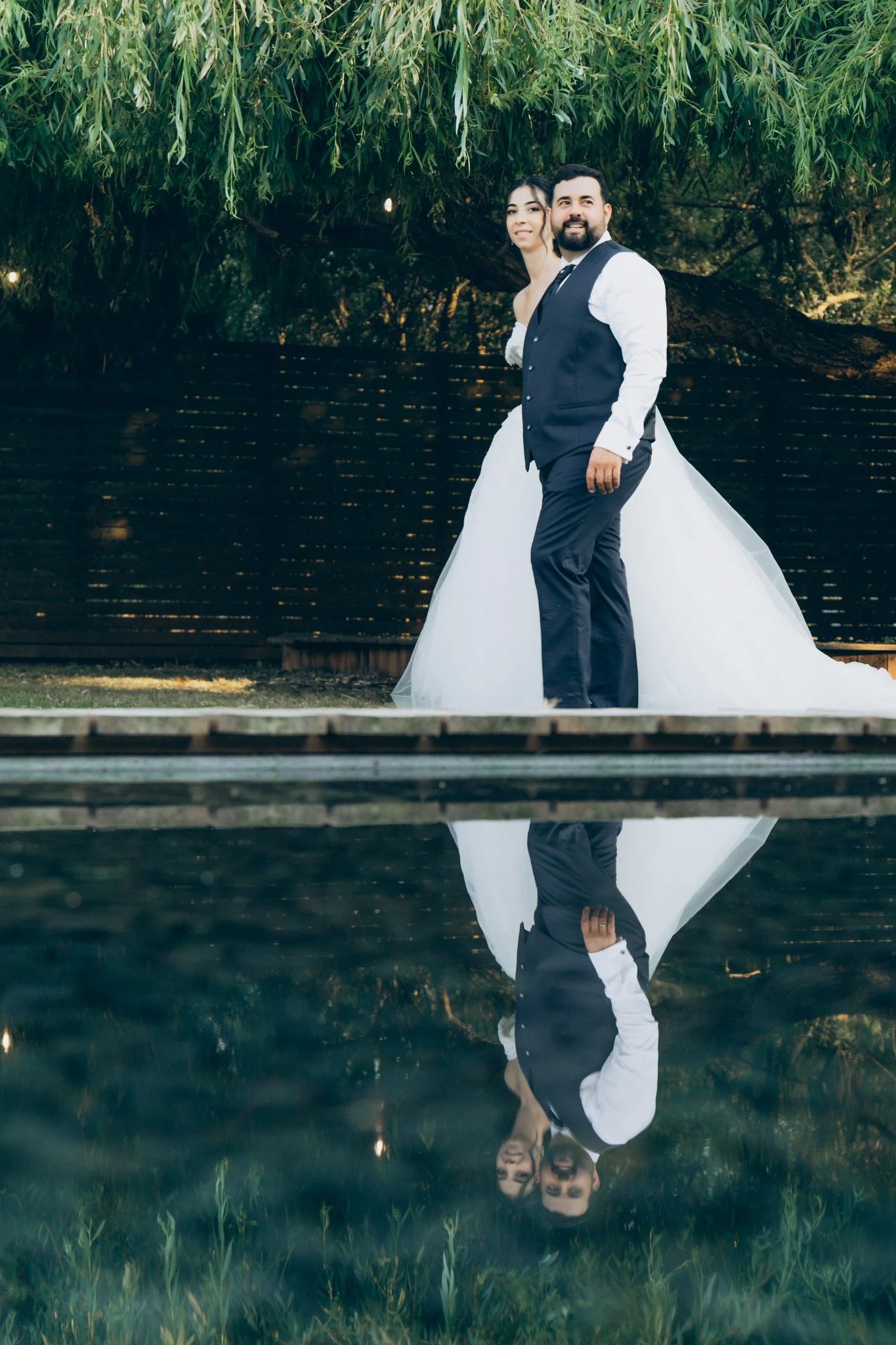 Noivos junto à água, com o seu reflexo