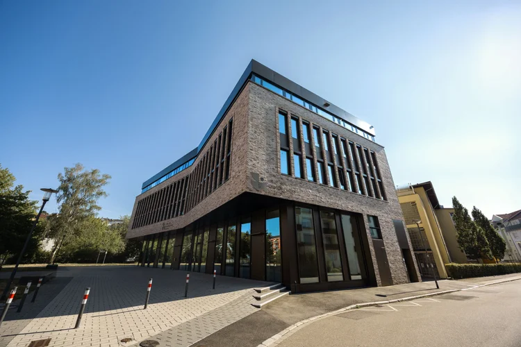 Wohngebäude mit moderner Fassade und klaren Linien