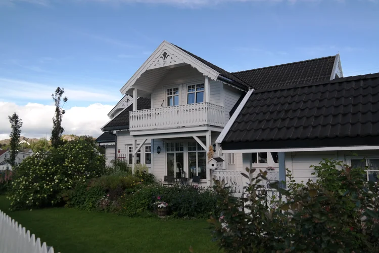 Modernes Wohnhaus mit zeitgemäßer Architektur und Außenanlage