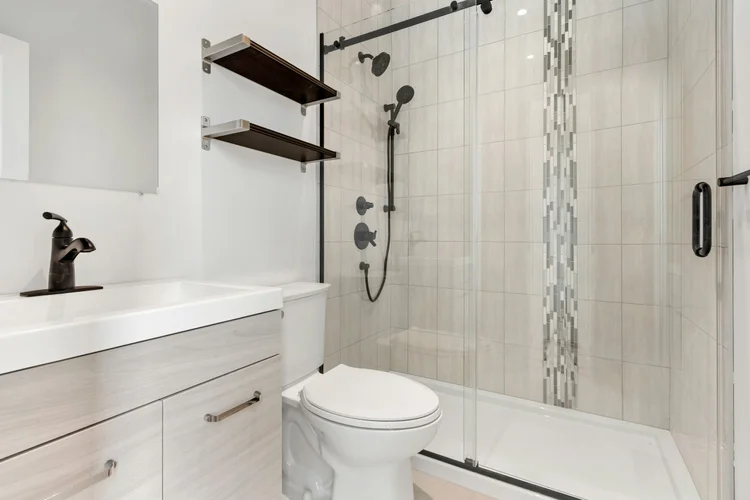 Modern saniertes Badezimmer im Rahmen einer Badsanierung