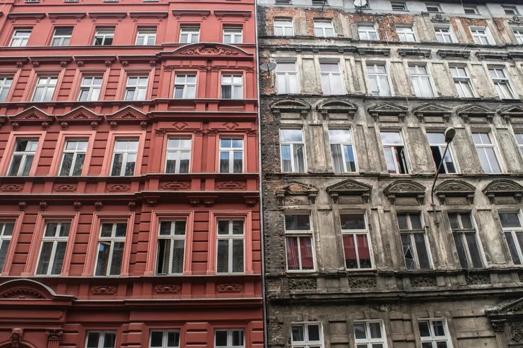 Sanierte Fassade eines Bestandsgebäudes
