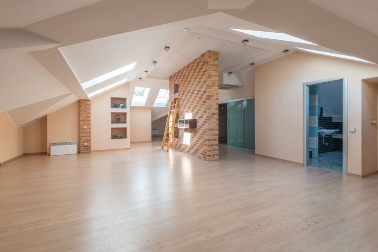 Renovierter Wohnraum mit modernem Innenausbau