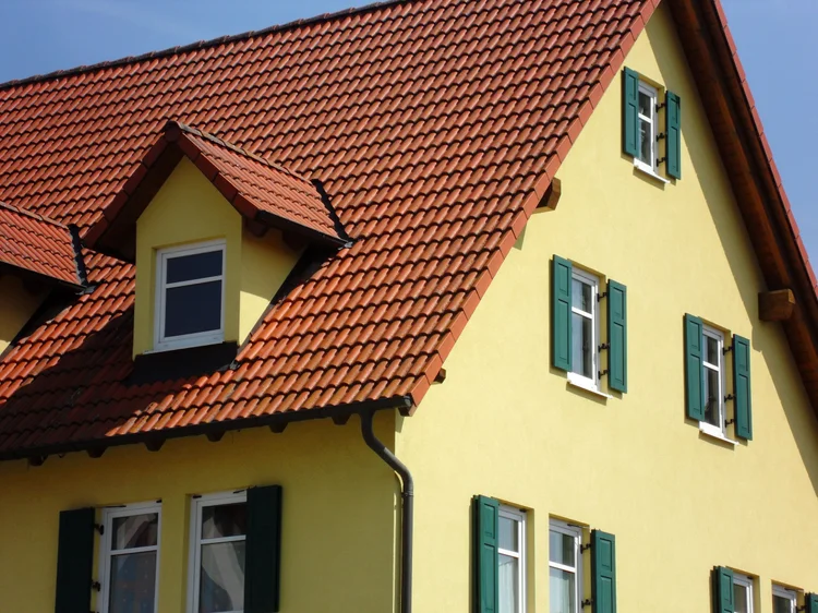 Einfamilienhaus mit gepflegter Fassade und modernem Außenbereich