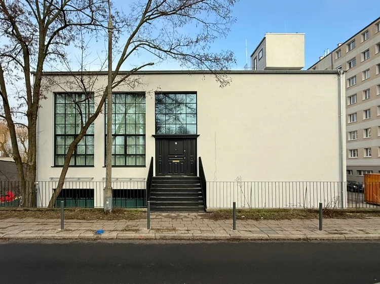 Modern gestaltetes Wohngebäude mit hochwertiger Fassade