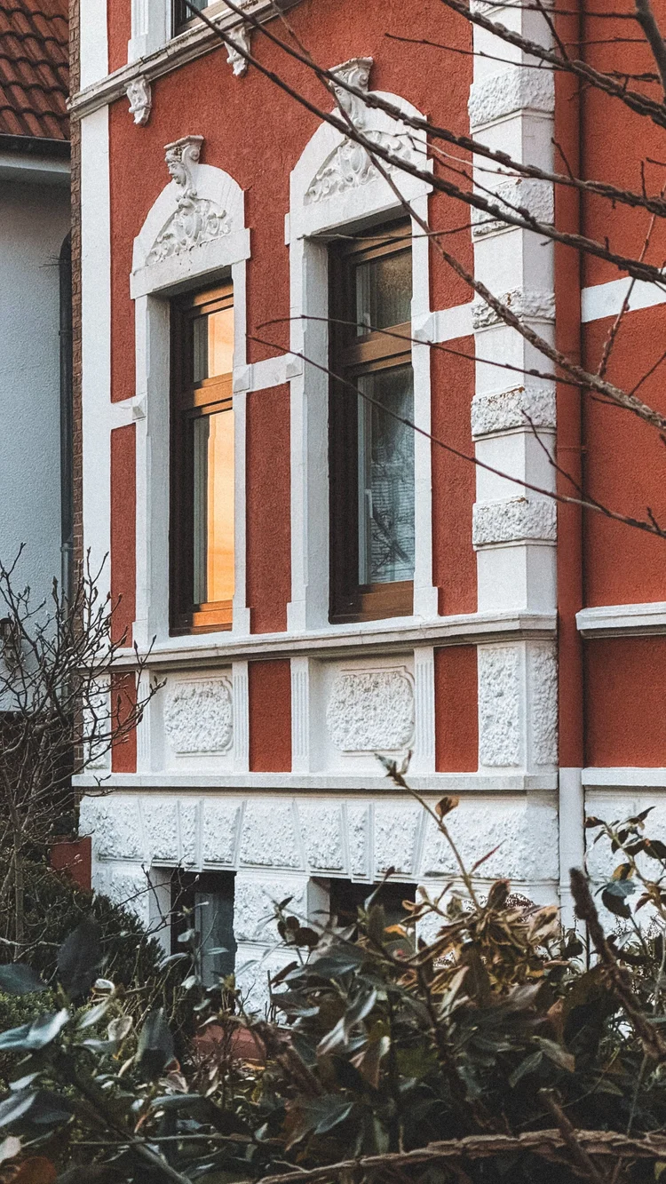 Fassadenanstrich an der Außenfassade eines Wohngebäudes