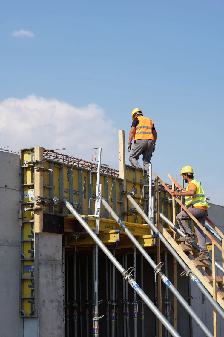 Baubegleitung auf einer Baustelle während eines Bauprojekts