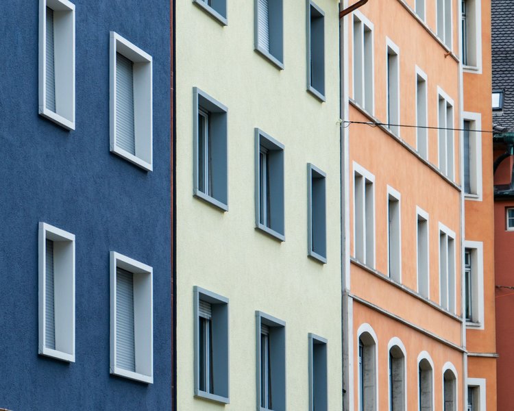 Arbeiten am Außenputz einer Hausfassade