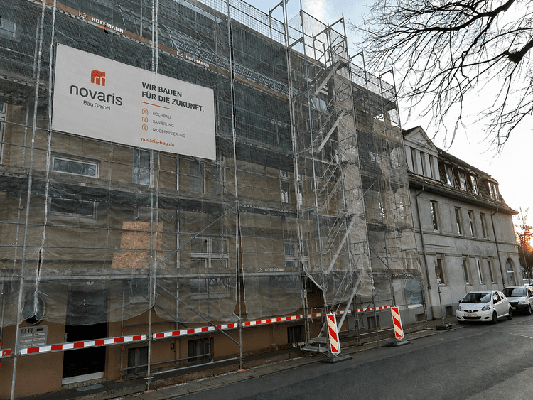 Fassadenarbeiten an einem Gebäude