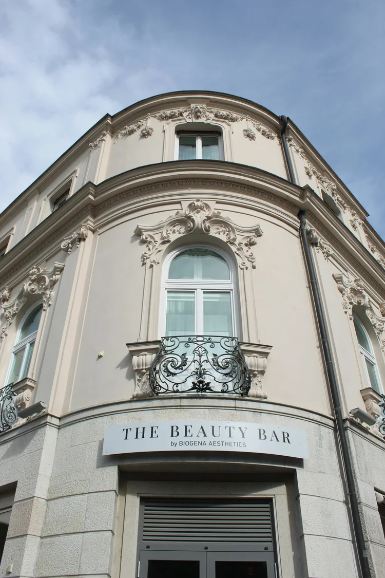 Architektur eines modernen Wohngebäudes mit klarer Fassadengestaltung