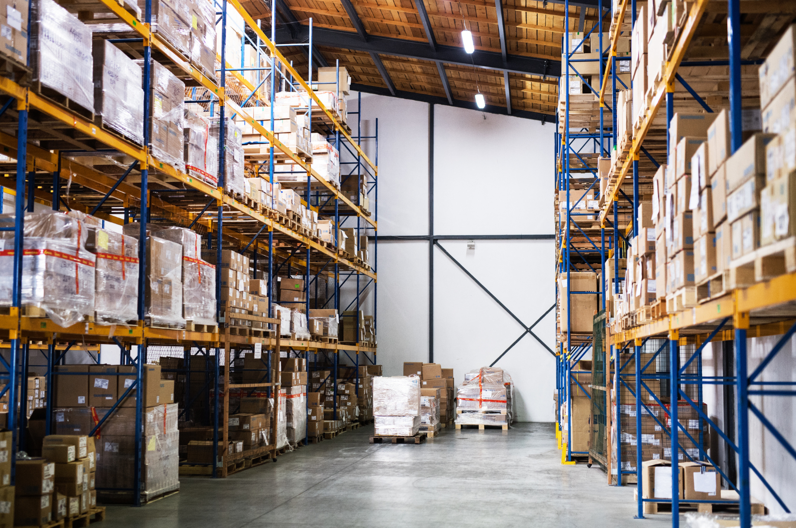 Distribution center unsafe lifting detection