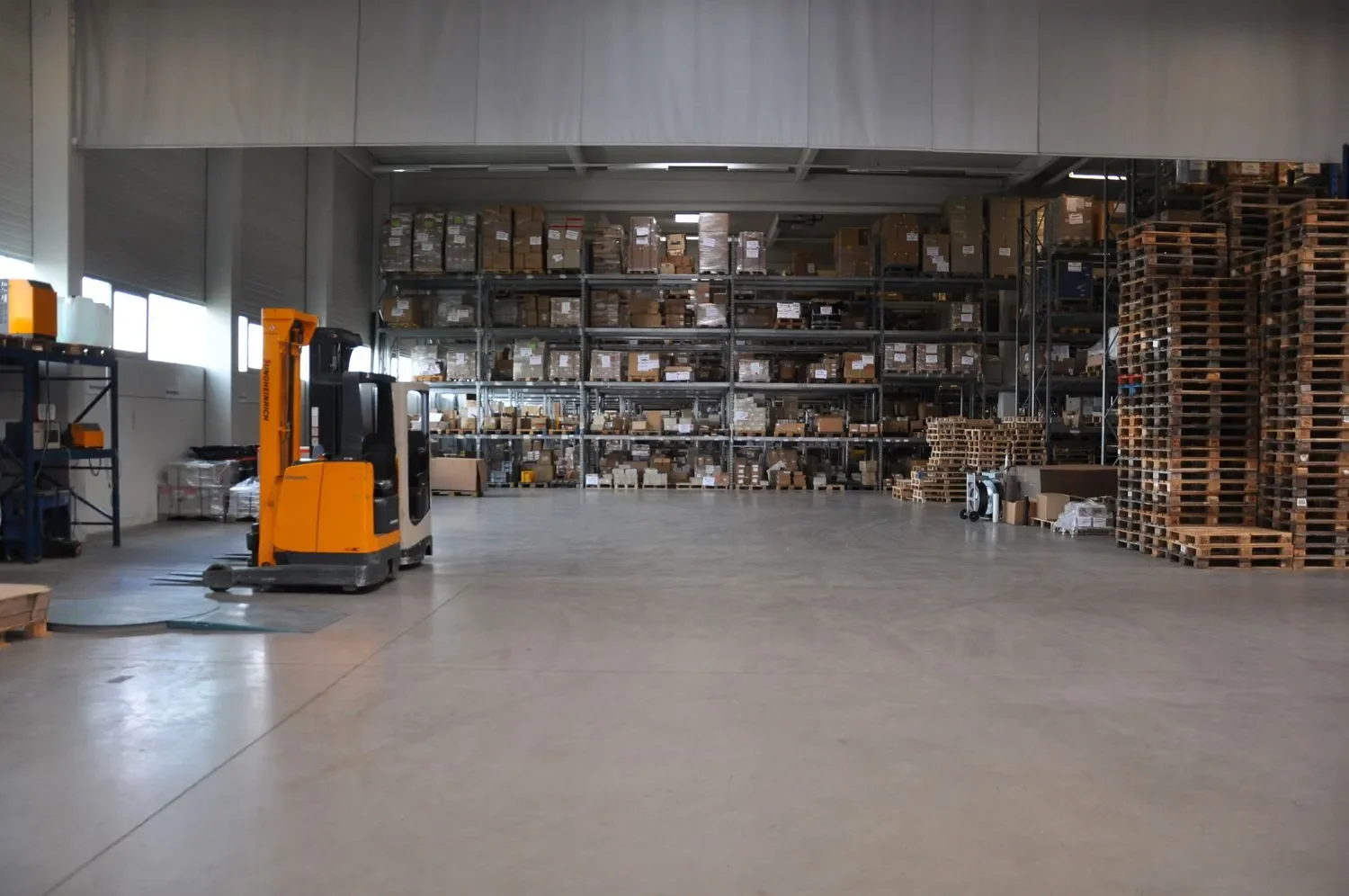 Gabelstapler und Palettenregale im Trefz-Logistikzentrum