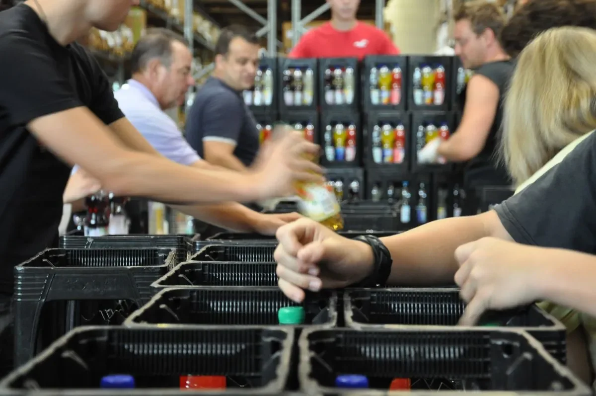 Konfektionierung gemischter Getränkekisten von Hand im Trefz-Logistikzentrum