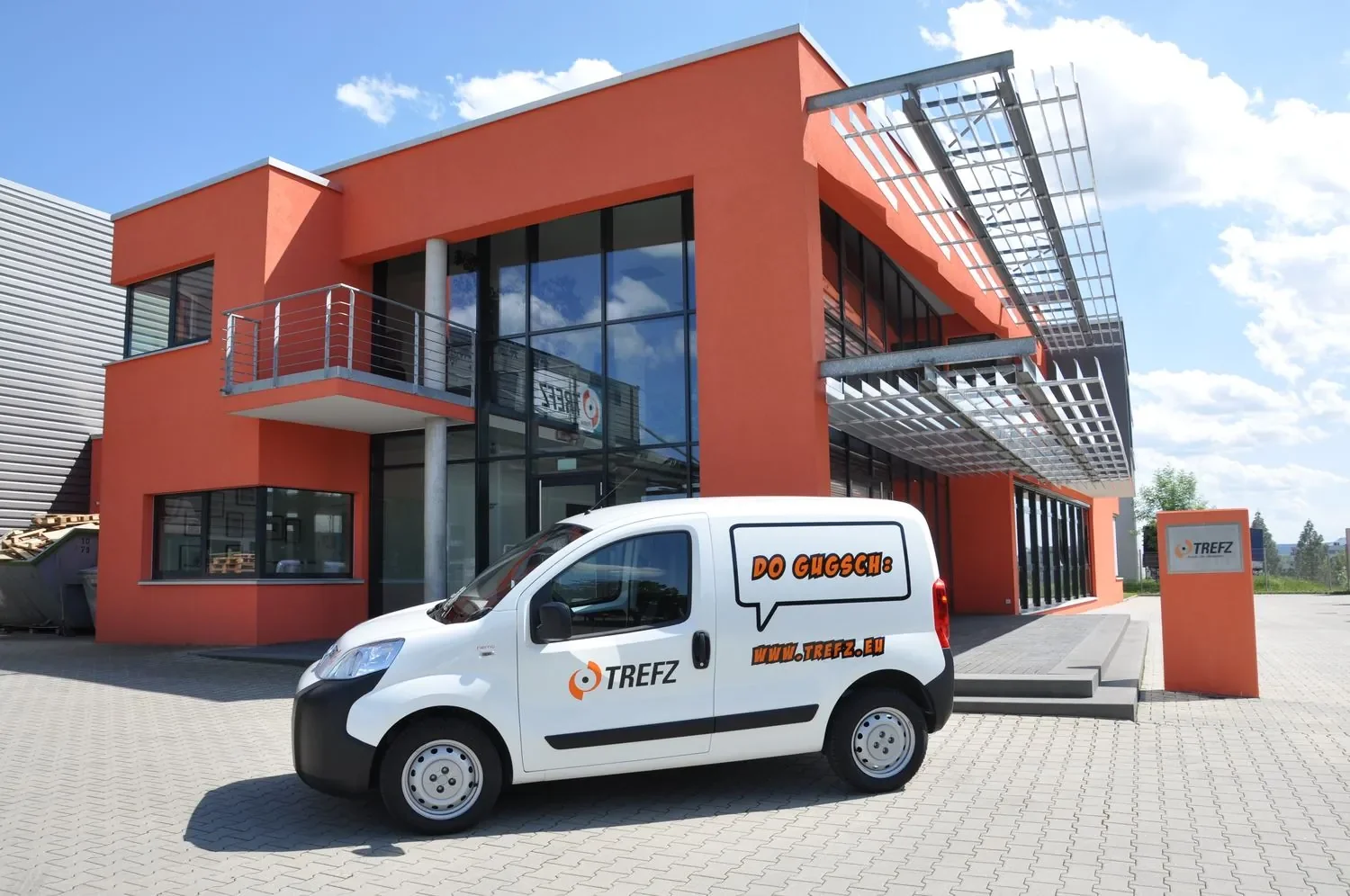 Firmengebäude der Trefz GmbH mit Firmenfahrzeug in Schwieberdingen