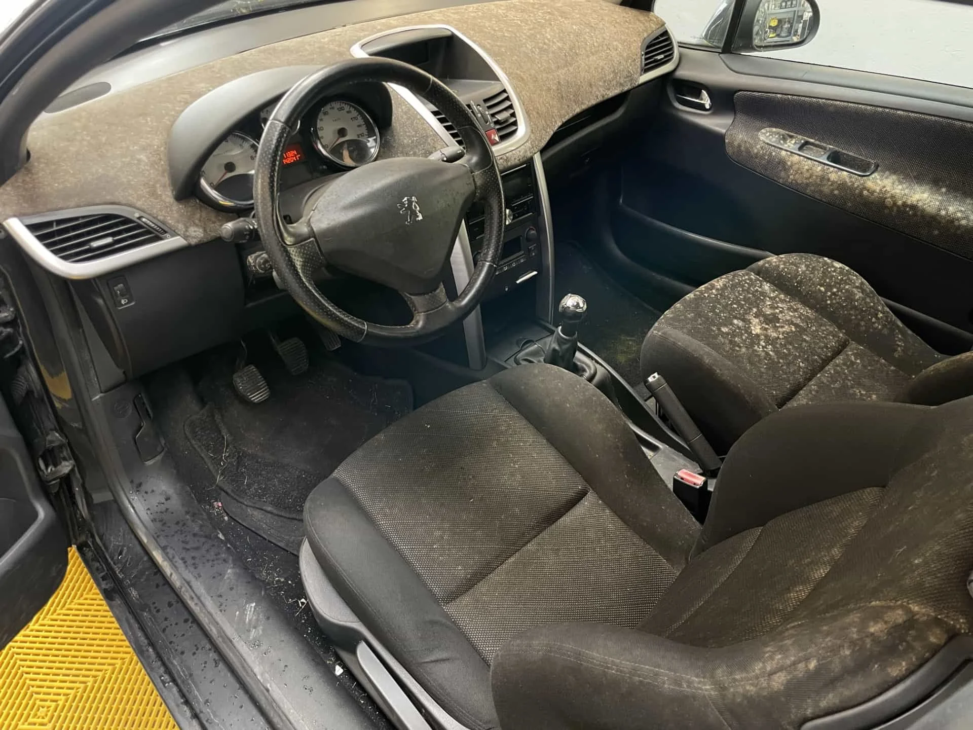 Avant nettoyage intérieur voiture Caen