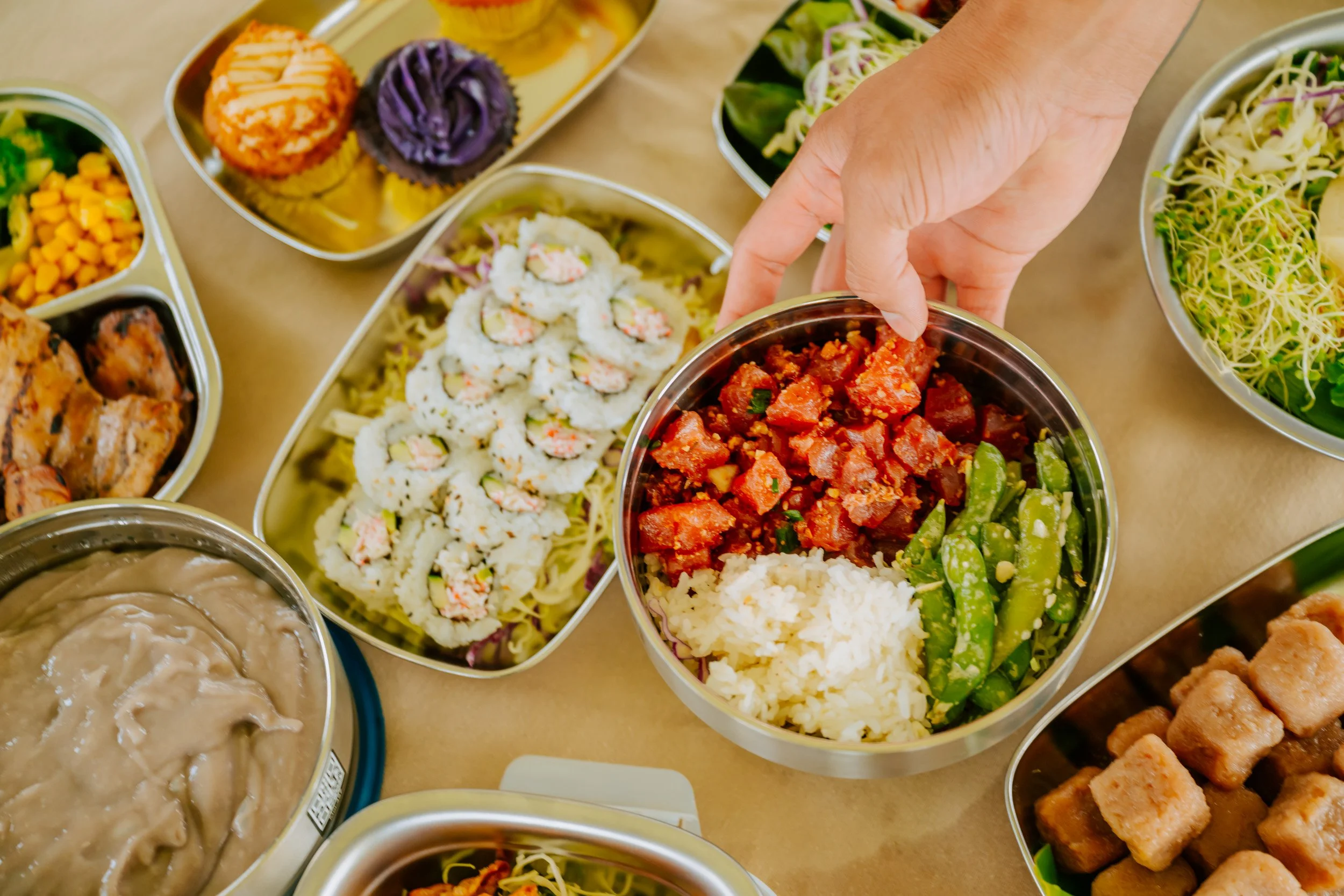 Food display in Hoʻi dishes