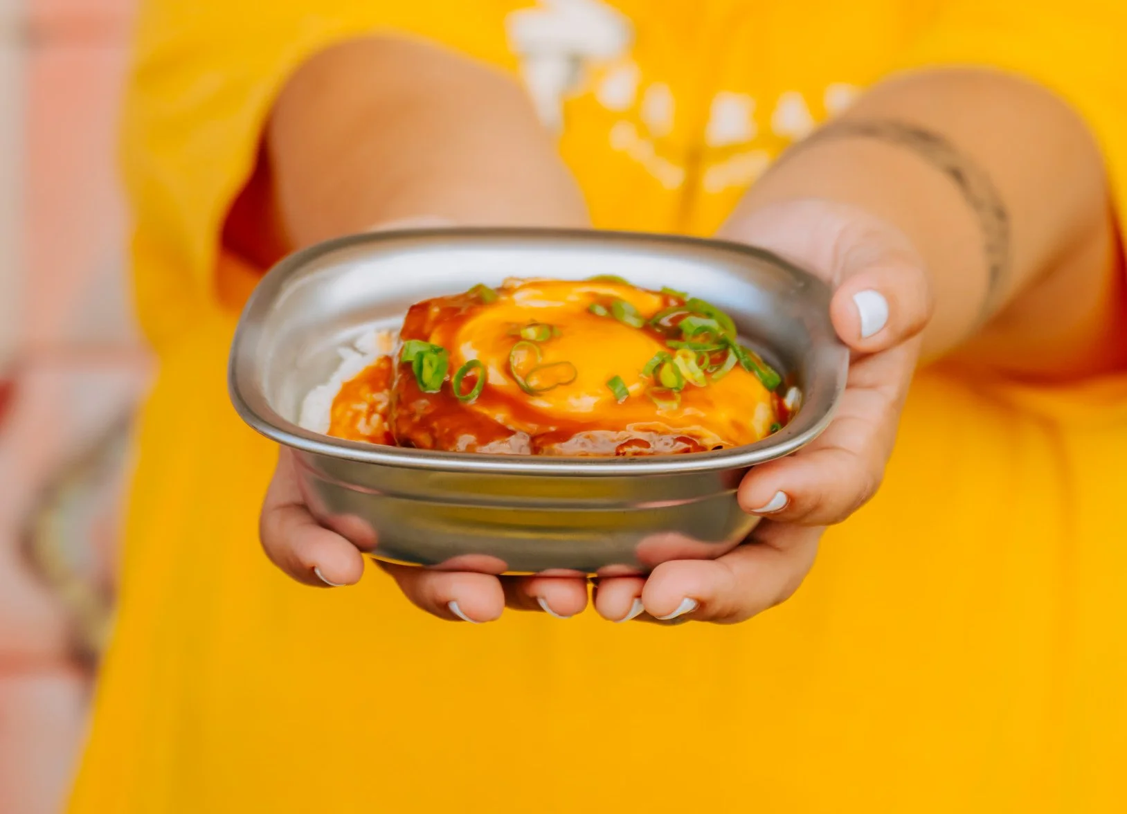 Hoʻi dish with smiling model
